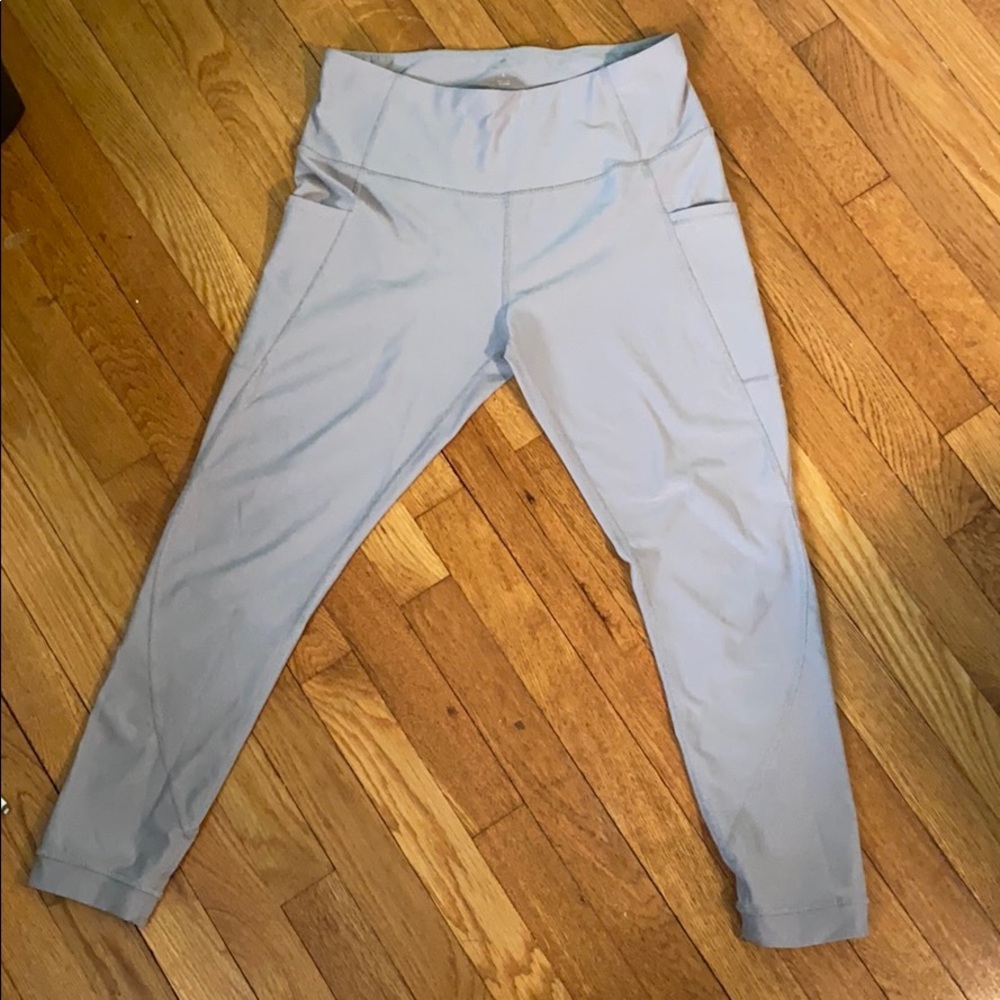 Light grey cropped leggings